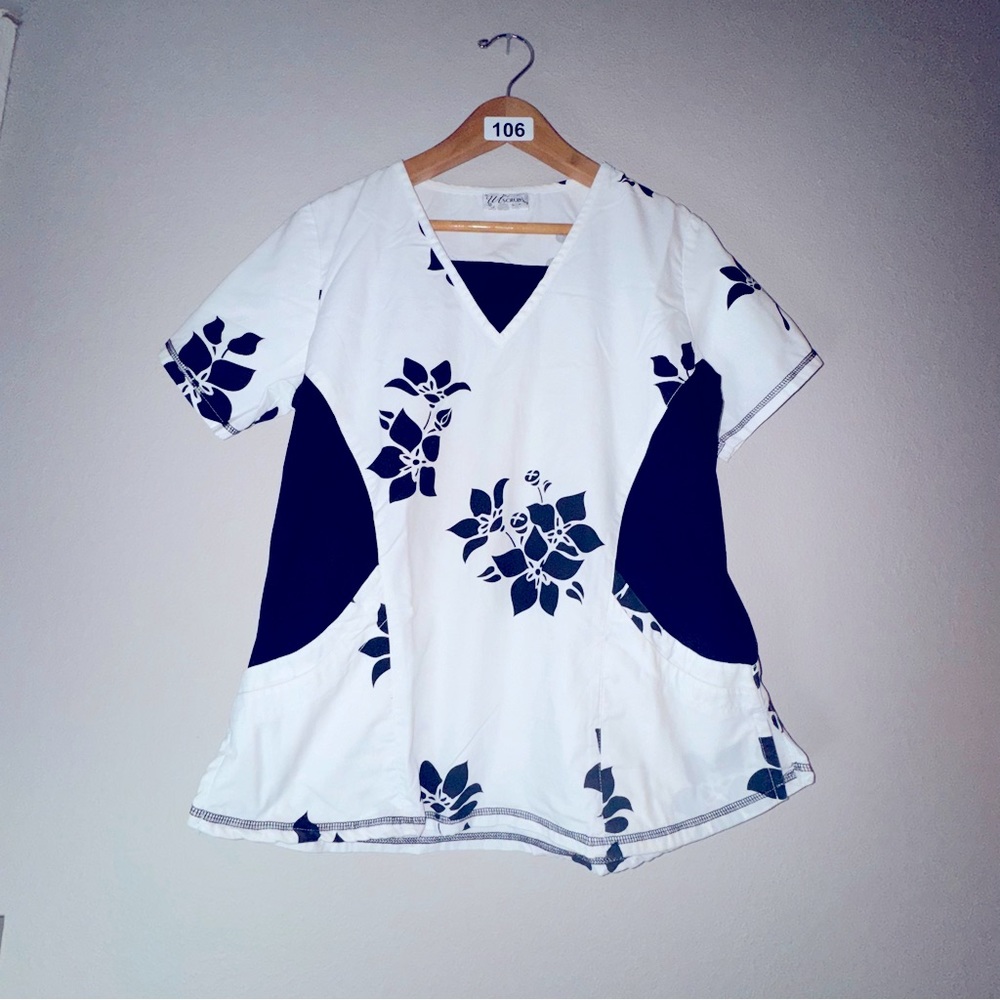 Uniform Advantage floral scrub top. Black & white size medium stretchy sides.